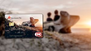 Betalingskort med strand i baggrunden