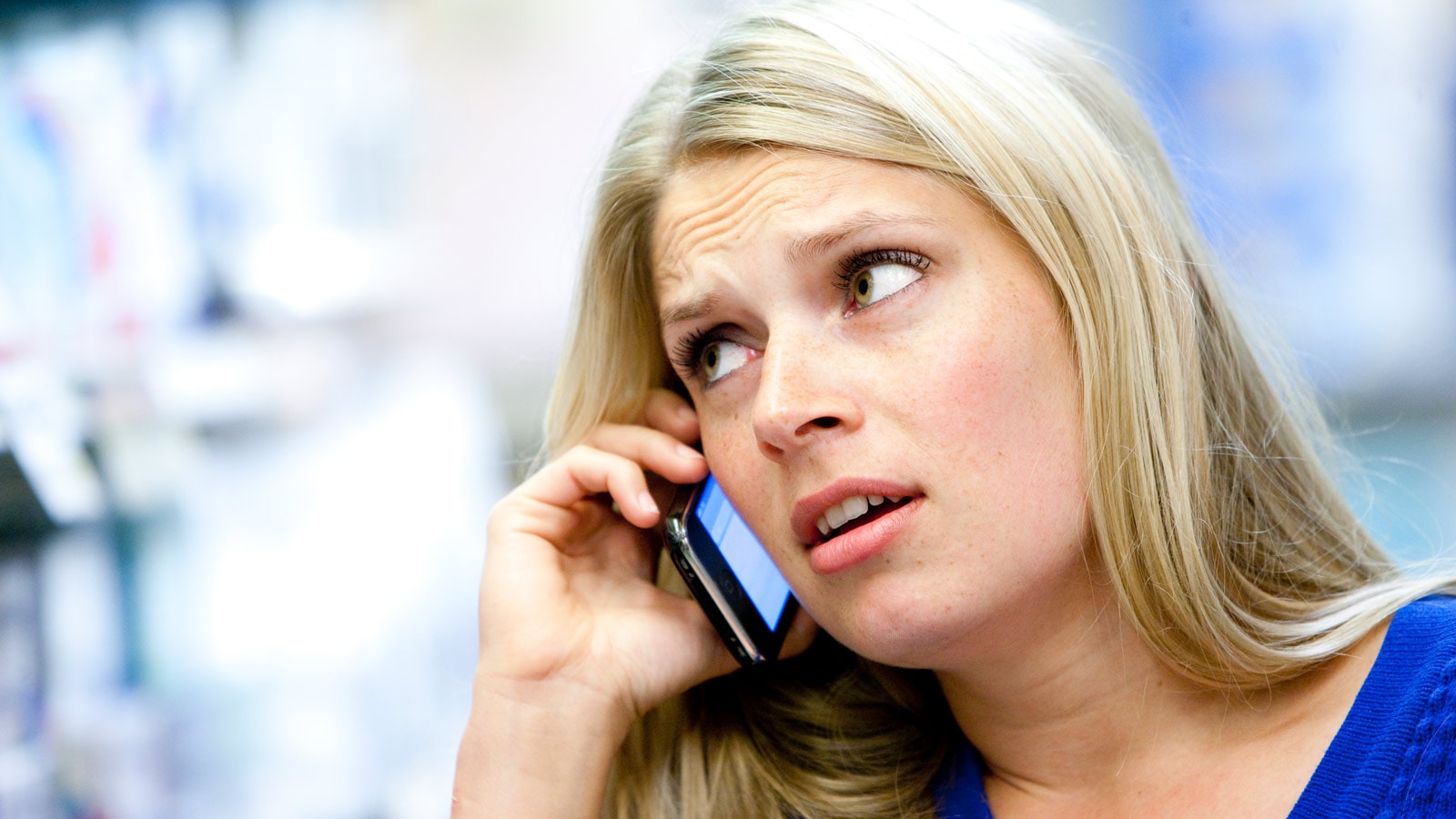 Bekymret kvinde snakker i mobil