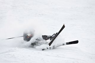 Mand styrker på ski