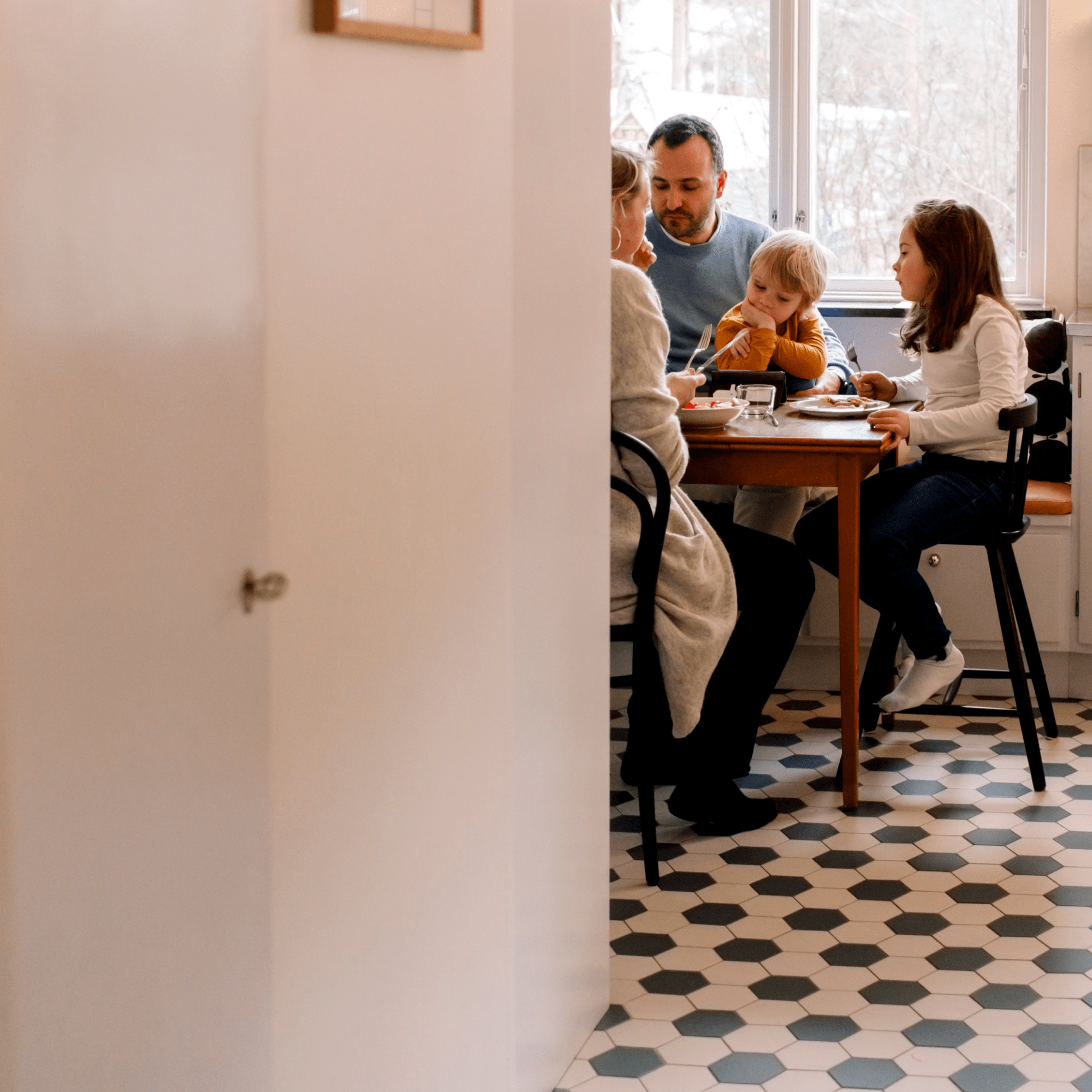 Familie ved bord i køkken
