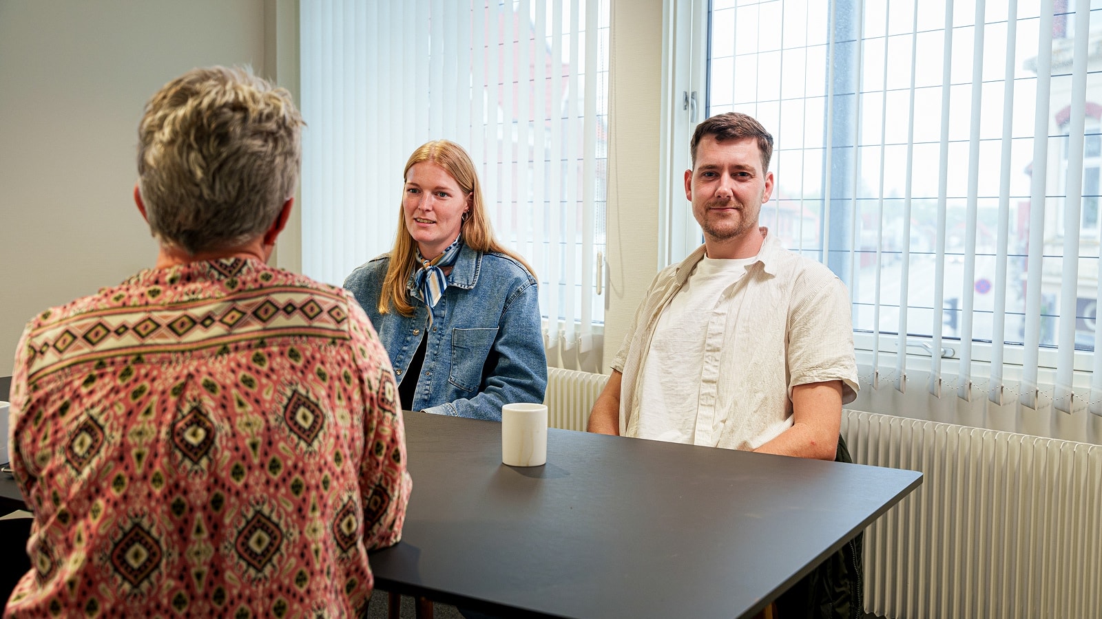 Rådgiver møde med ungt par