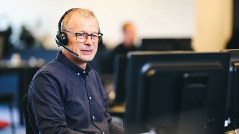 Mand sidder foran computer