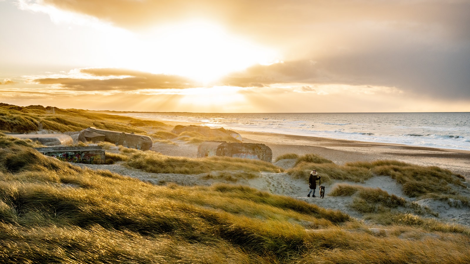 Kvinde paa strand i Klitmoeller