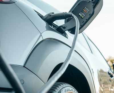 Elbil der sidder i lader