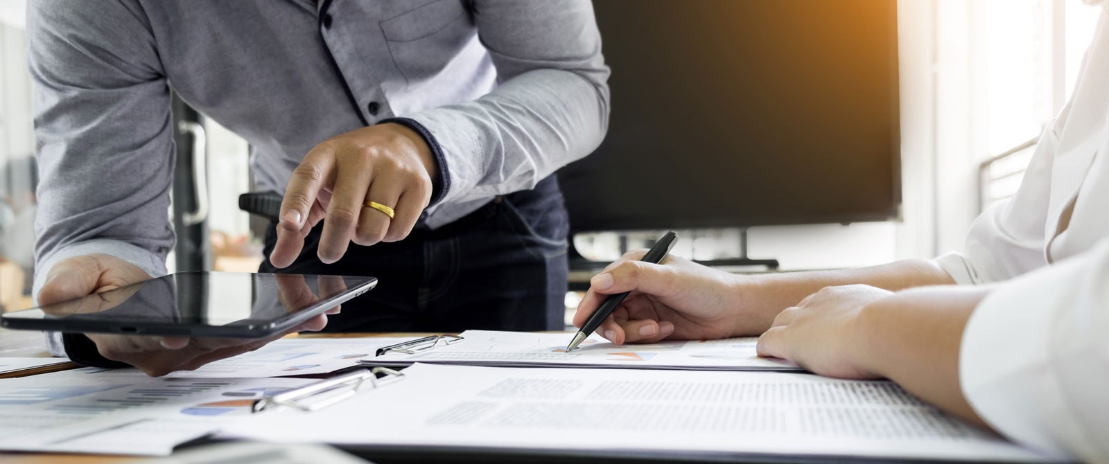 Skrivebord med lommeregner