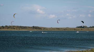 Kitesurfere i havet