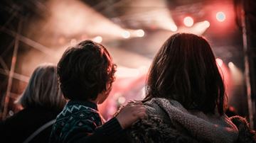 Mor og barn til koncert