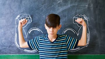 Barn tavle muskler med kridt