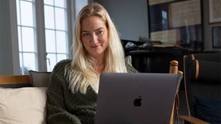 Kvinde med laptop i stue