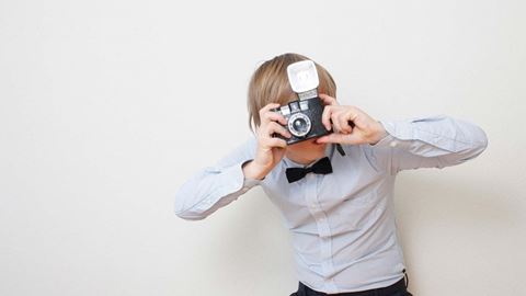 Ung dreng med kamera