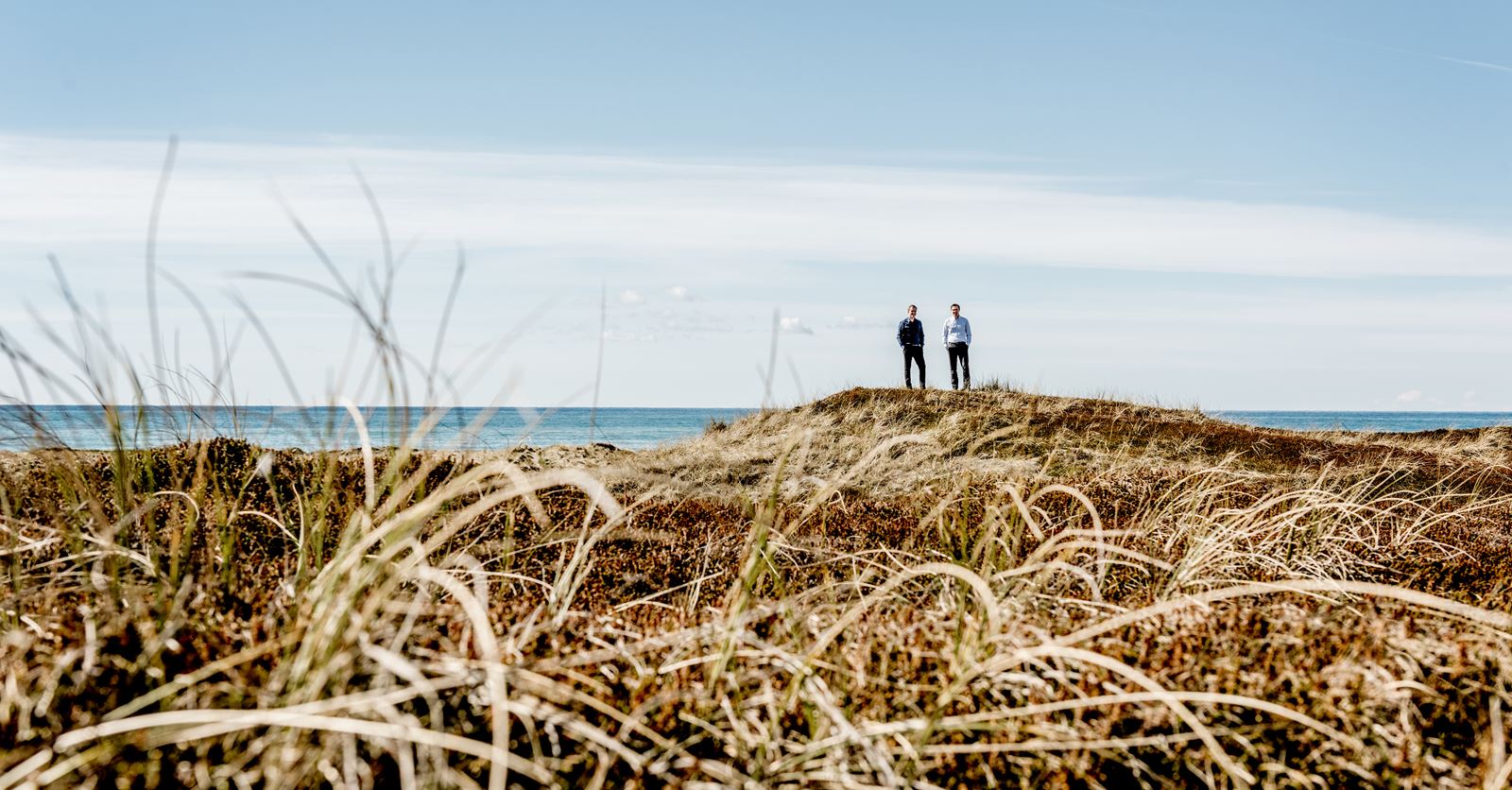 Rådgiver står i klitterne 