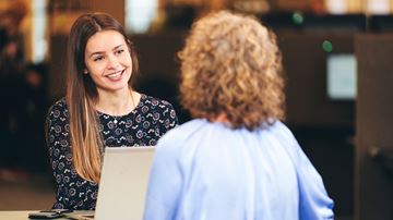 Rådgiver kigger på kvinde