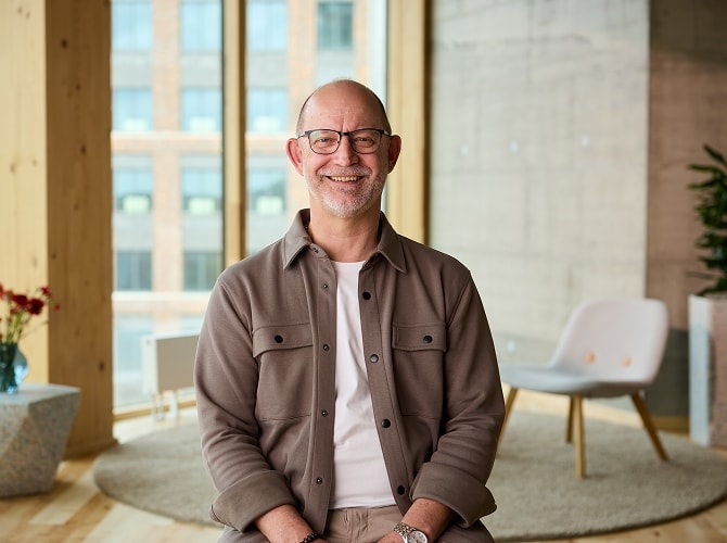 Rådgiver sidder på stol og kigger