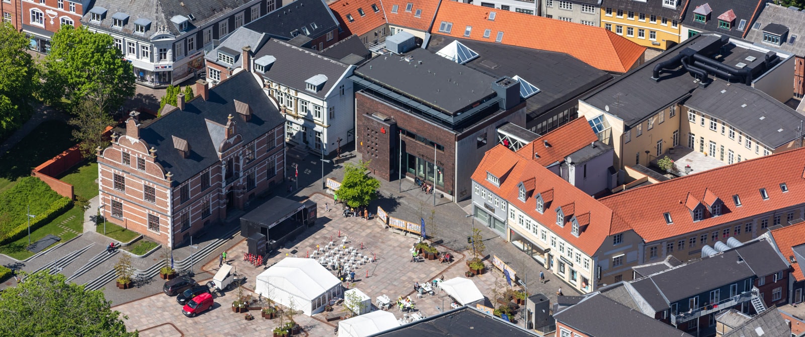 Luftfoto af Sparekassen Thy i Thisted, bygninger fra luften