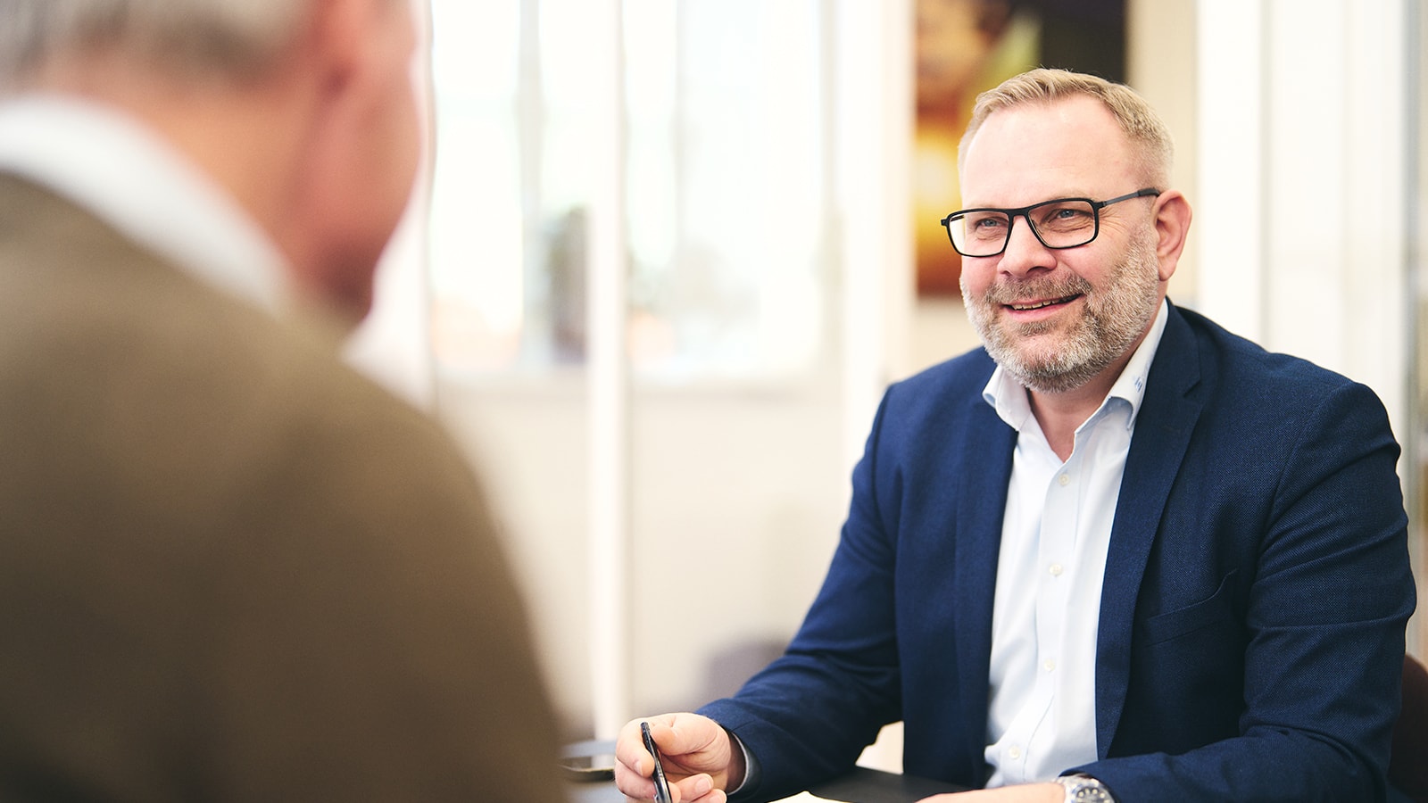 Erhvervsrådgiver der har møde en en, som man ser ryggen på