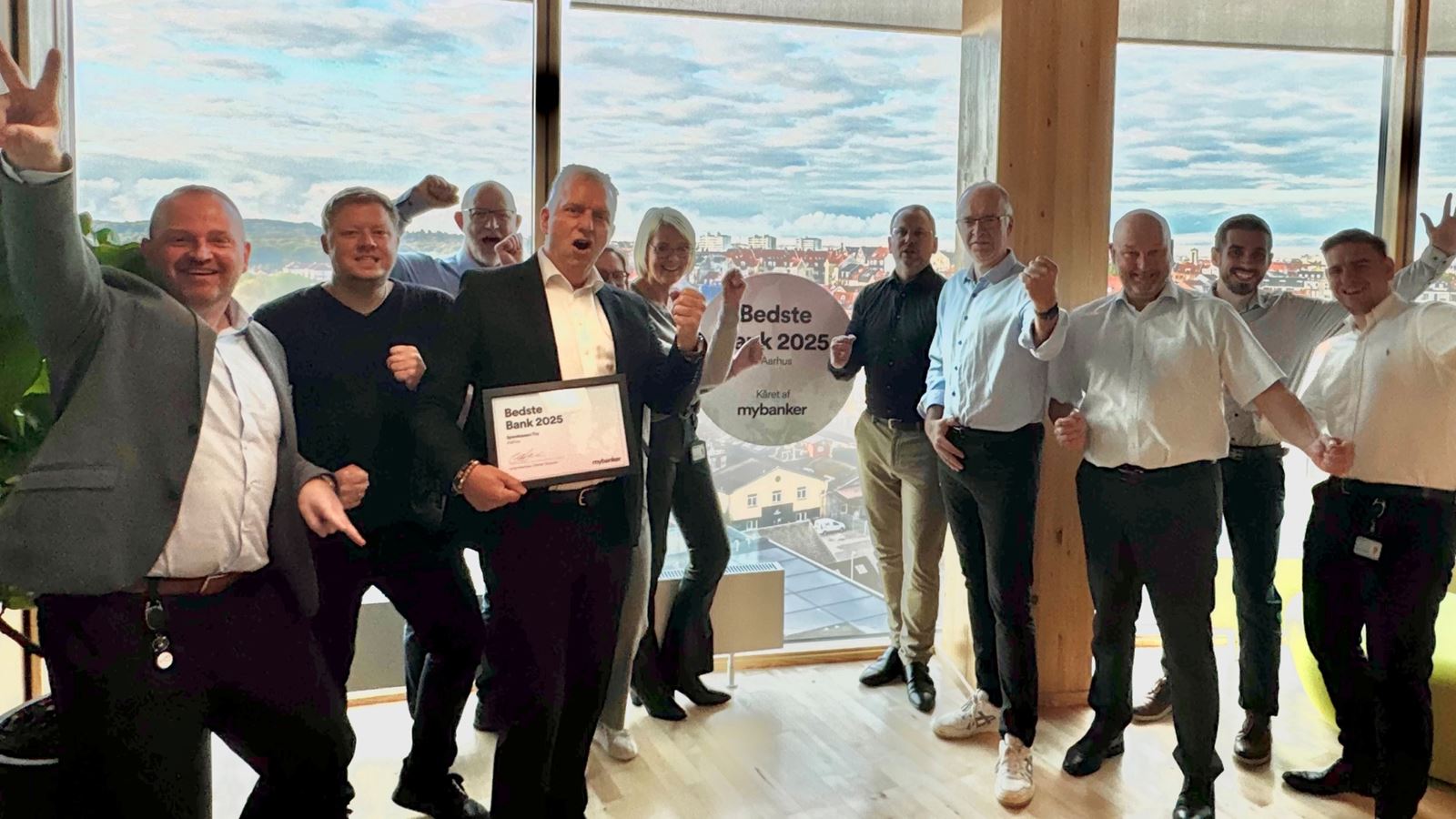 Medarbejderne i Aarhus viser stolt trofæet frem efter kåringen som byens bedste bank af Mybanker 2025