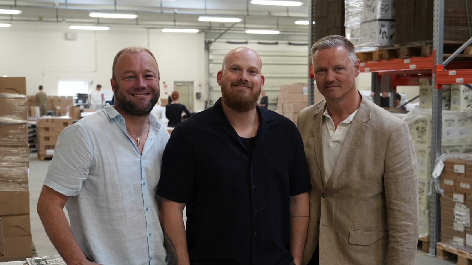 Regin Iversen og Bjarke Green Pedersen i lagerhallen sammen med investor og bestyrelsesformand Morten Larsen