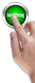Hånd der trykker på en grøn knap med investering