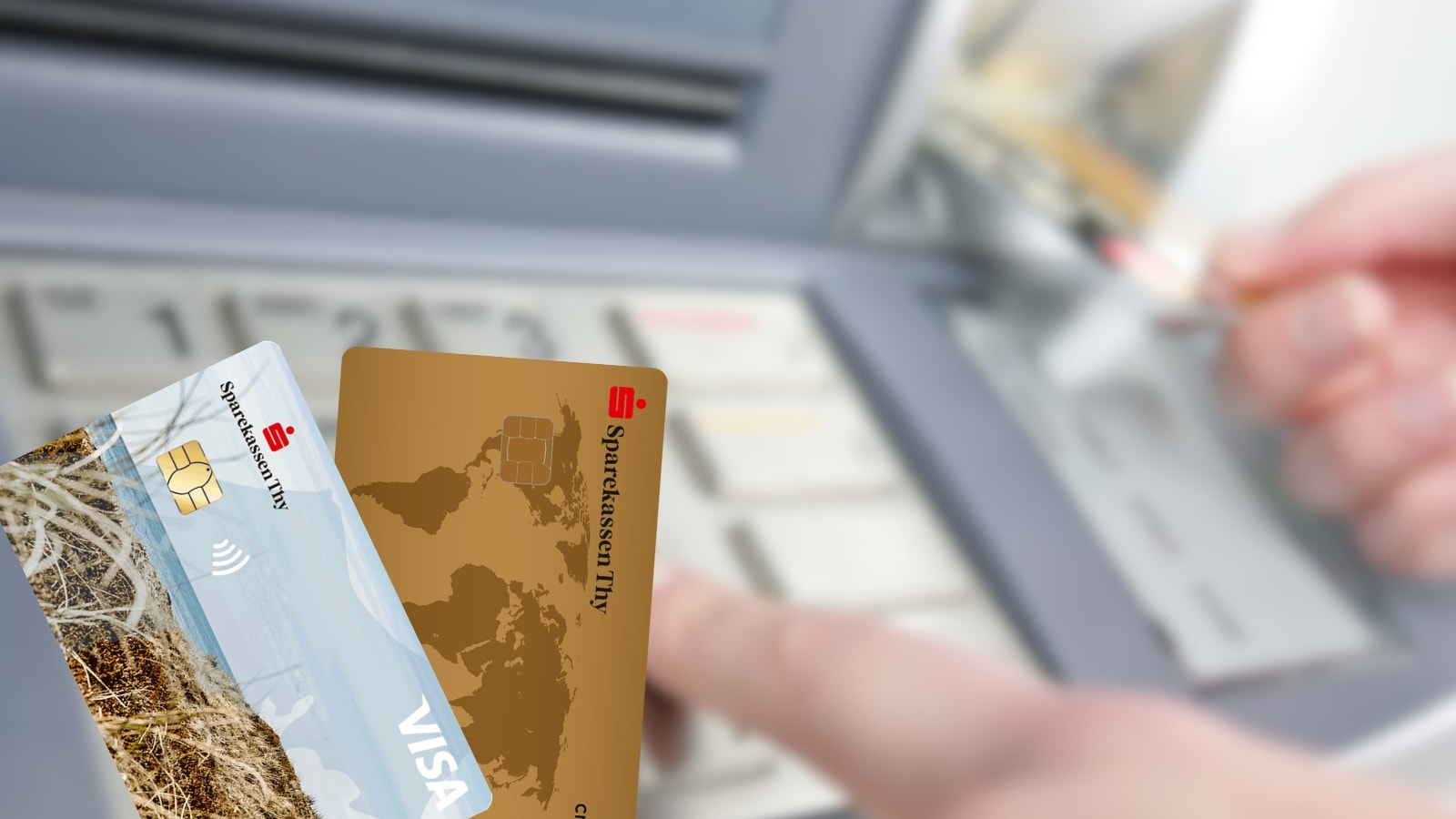 Hæveautomat sløret i baggrund og to typer af betalingskort foran