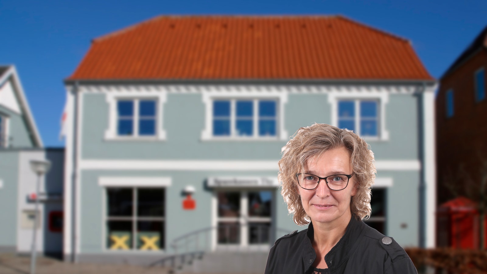 Afdelingsdirektør Nina Braae Schjødt foran afdelingen i Hurup