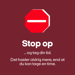 Grafik med stop ikon og tekst om, at man skal stoppe op og tage sin tid