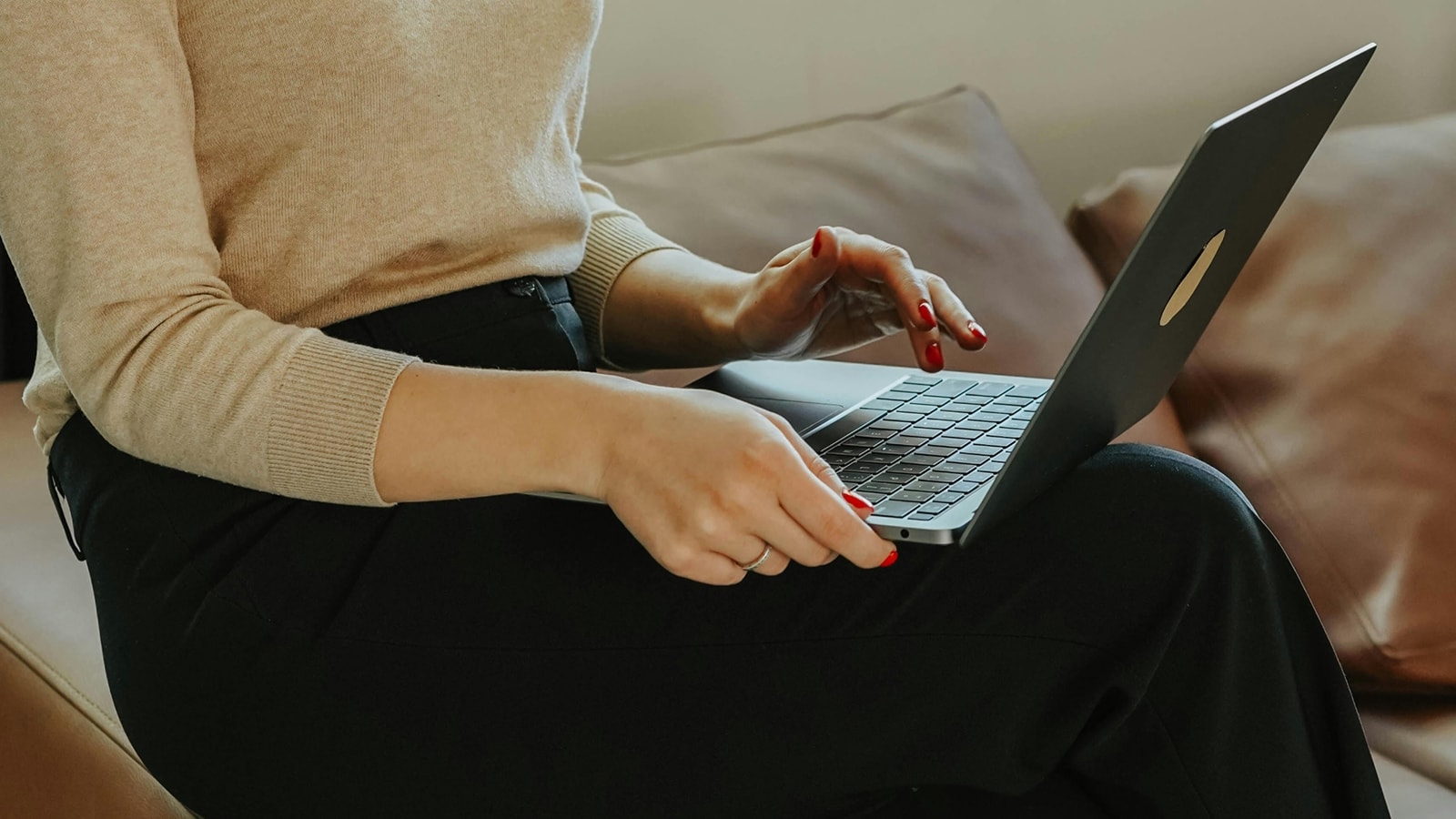 Kvinde med computer
